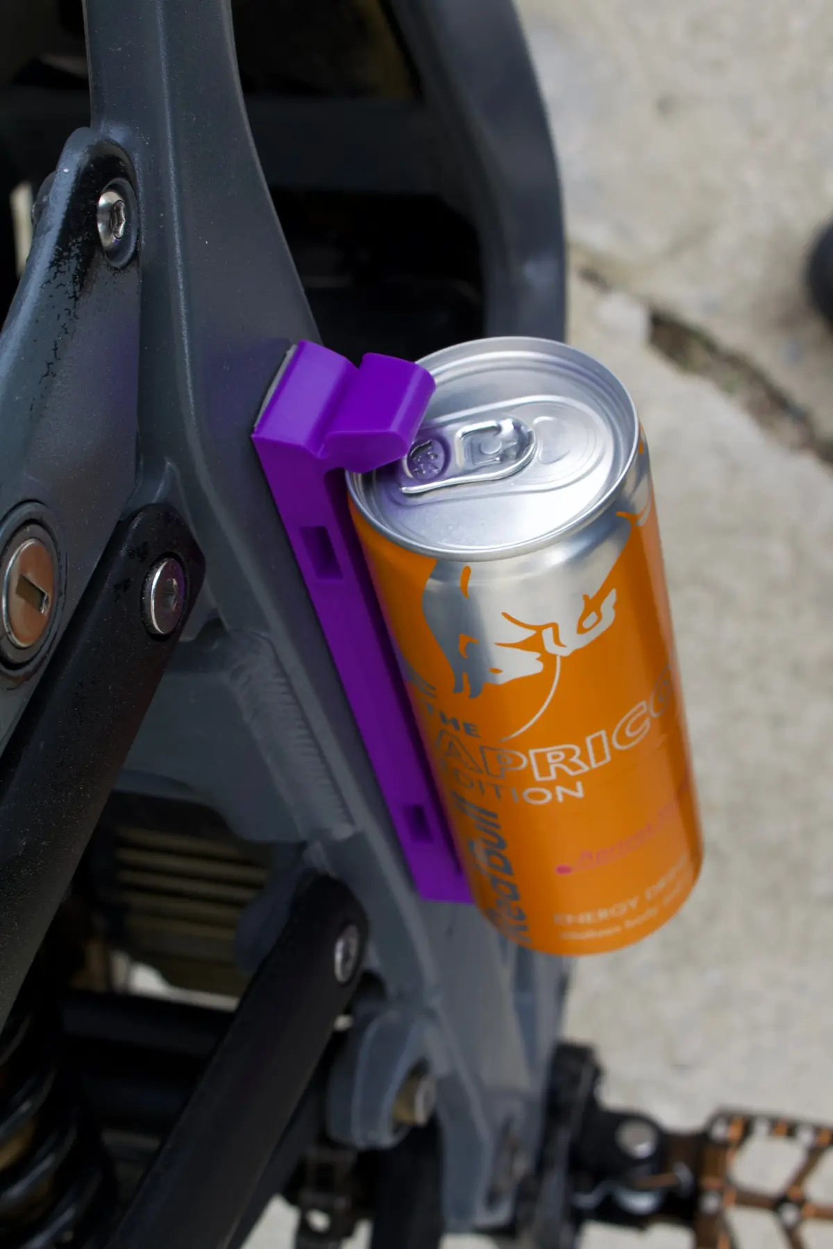 Лилав държач THERRIDE с кен Red Bull 250 мл