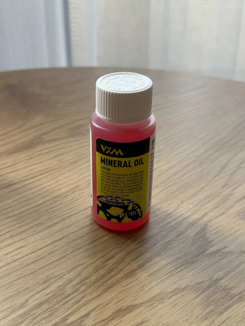 Минерално масло VXM — обем за уточняване — Бутилка VXM MINERAL OIL; видим надпис 60 ML, противоречи на описанието 70 мл